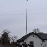 11 listopada podczas, uroczystości z okazji Odzyskania przez Polskę Niepodległości, dokonano pierwszego wciągnięcia flagi narodowej na maszt zamontowany przed Urzędem Gminy w Dobrem. Sfinansowano go ze środków rządowych w ramach projektu „Pod biało-czerwoną”, pod honorowym patronatem premiera Mateusza Morawieckiego. Projekt zakładał sfinansowanie przez Rząd RP zakupu masztów i flag w każdej z gmin w Polsce, której mieszkańcy dołączą do projektu. To właśnie lokalna społeczność miała w tej kwestii decydujące zdanie. Aby wziąć udział w akcji należało online oddać głos poparcia. Dzięki wsparciu inicjatywy przez mieszkańców Gminie Dobre przyznano dotację w wysokości 8 000,00 zł. Jak informuje Kancelaria Prezesa Rady Ministrów, „Pod biało-czerwoną” to projekt, który ma zjednoczyć nasz kraj i jego mieszkańców, nie tylko honorując poległych za wolność i niepodległość naszej Ojczyzny, ale także zachęcić do patriotycznych postaw i dumy z bycia Polakami.