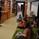 Dnia 27.10 .2022 w Gminnym Ośrodku Kultury odbyły się warsztaty fotograficzne pod hasłem ’’Tajemnice fotografii” dla dzieci kl. 3 - 6 . Głównym celem było przekazanie dzieciom jak prawidłowo wykonać fotografię portretową w pomieszczeniu i plenerze. Uczniowie mogli poczuć się fotografami lub modelami. Wykonywane zdjęcia na bieżąco omawiano. Zwieńczeniem zajęć były fotografie grupowe pokazujące emocje. Wszystkim uczestnikom dopisywał wspaniały humor co można zobaczyć na zamieszczonych zdjęciach.