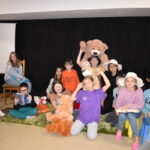 Dnia 27.10 .2022 w Gminnym Ośrodku Kultury odbyły się warsztaty fotograficzne pod hasłem ’’Tajemnice fotografii” dla dzieci kl. 3 - 6 . Głównym celem było przekazanie dzieciom jak prawidłowo wykonać fotografię portretową w pomieszczeniu i plenerze. Uczniowie mogli poczuć się fotografami lub modelami. Wykonywane zdjęcia na bieżąco omawiano. Zwieńczeniem zajęć były fotografie grupowe pokazujące emocje. Wszystkim uczestnikom dopisywał wspaniały humor co można zobaczyć na zamieszczonych zdjęciach.