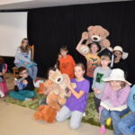 Dnia 27.10 .2022 w Gminnym Ośrodku Kultury odbyły się warsztaty fotograficzne pod hasłem ’’Tajemnice fotografii” dla dzieci kl. 3 - 6 . Głównym celem było przekazanie dzieciom jak prawidłowo wykonać fotografię portretową w pomieszczeniu i plenerze. Uczniowie mogli poczuć się fotografami lub modelami. Wykonywane zdjęcia na bieżąco omawiano. Zwieńczeniem zajęć były fotografie grupowe pokazujące emocje. Wszystkim uczestnikom dopisywał wspaniały humor co można zobaczyć na zamieszczonych zdjęciach.