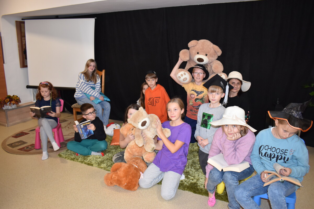 Dnia 27.10 .2022 w Gminnym Ośrodku Kultury odbyły się warsztaty fotograficzne pod hasłem ’’Tajemnice fotografii” dla dzieci kl. 3 - 6 . Głównym celem było przekazanie dzieciom jak prawidłowo wykonać fotografię portretową w pomieszczeniu i plenerze. Uczniowie mogli poczuć się fotografami lub modelami. Wykonywane zdjęcia na bieżąco omawiano. Zwieńczeniem zajęć były fotografie grupowe pokazujące emocje. Wszystkim uczestnikom dopisywał wspaniały humor co można zobaczyć na zamieszczonych zdjęciach.