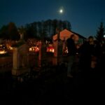 Jesienne wieczory sprzyjają refleksji, to czas na wspomnienia. 2 listopada w taką sentymentalną podróż z Gminnym Ośrodkiem Kultury i Biblioteką Publiczną wybrali się mieszkańcy Gminy Dobre. Na nowo odkrywali swoją Małą Ojczyznę, opowiadali o dawnych czasach, o zmianach, jakie zaszły na przestrzeni lat. ,,Spacerkiem po Dobrem” zachęciło do kolejnych spotkań, do odkrywania na nowo miejsc znanych, do poznawania historii naszego regionu.