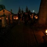 Jesienne wieczory sprzyjają refleksji, to czas na wspomnienia. 2 listopada w taką sentymentalną podróż z Gminnym Ośrodkiem Kultury i Biblioteką Publiczną wybrali się mieszkańcy Gminy Dobre. Na nowo odkrywali swoją Małą Ojczyznę, opowiadali o dawnych czasach, o zmianach, jakie zaszły na przestrzeni lat. ,,Spacerkiem po Dobrem” zachęciło do kolejnych spotkań, do odkrywania na nowo miejsc znanych, do poznawania historii naszego regionu.