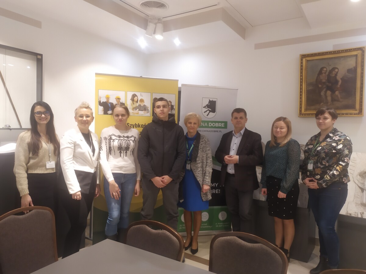 Kilka osób w różnym wieku