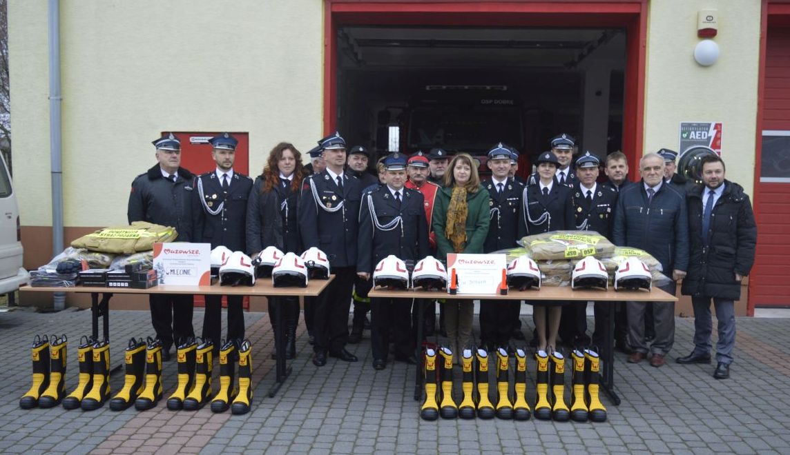 Kilkunastu strażaków w mundurach