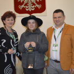 DSC0434 Dwie kobiety i mężczyzna stojący obok siebie