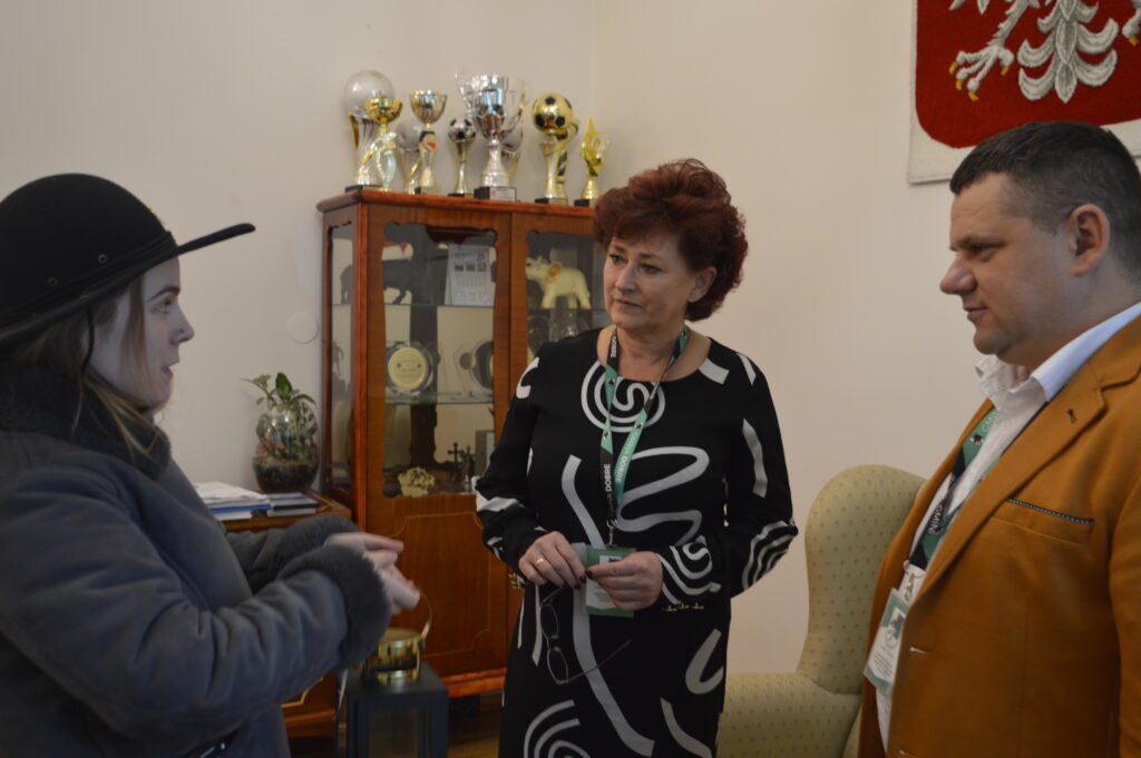 Harcerka przekazująca Światło Pokoju