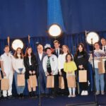 Kilkanaście osób na scenie.