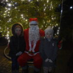 DSC_0192 Święty Mikołaj na alejce w parku. W tle widoczny kościół.