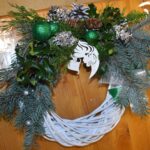 453 Wiszący biały ratanowy wianek, ozdobiony pomarańczami, szyszkami,gałązkami jodły, świerku i białą gwiazdą betlejemską.