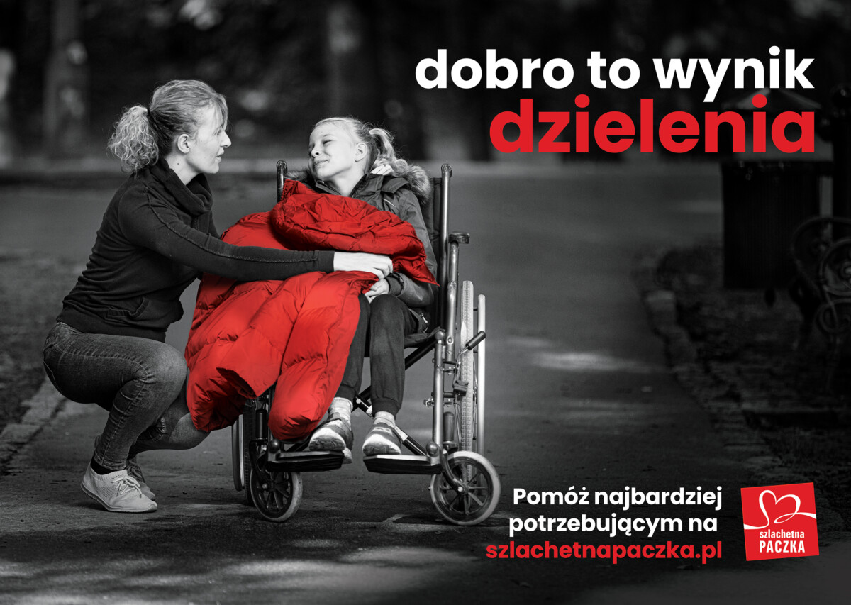 dziewczynka na wózku i kobieta kucająca obok niej