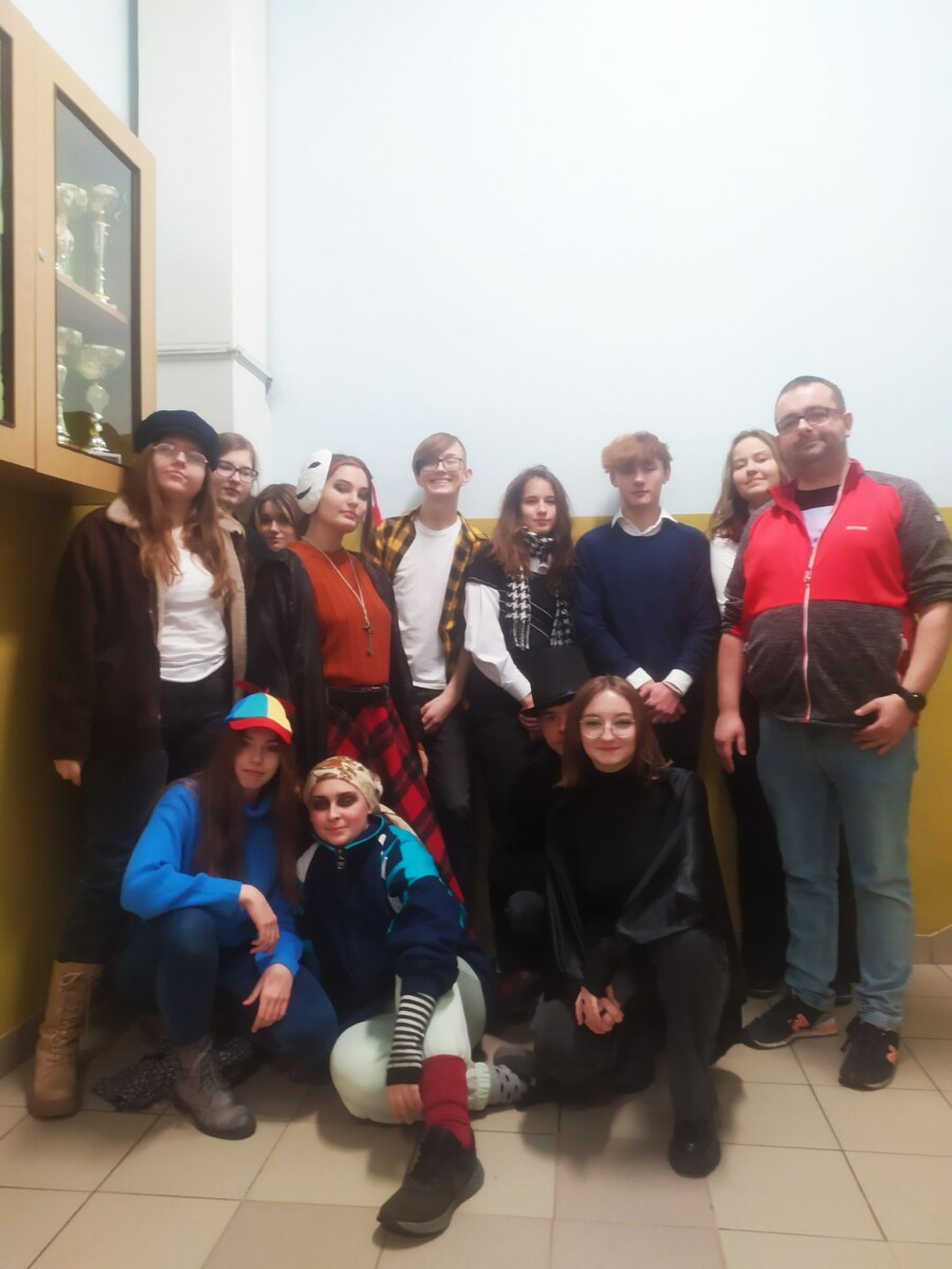 Kilkunastu nastolatków na zielonej ścianie