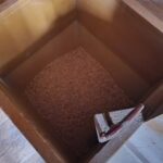 Drewniany pojemnik ze zbożem