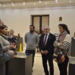 Kobiety i mężczyźni oglądający wystawę rzeźb