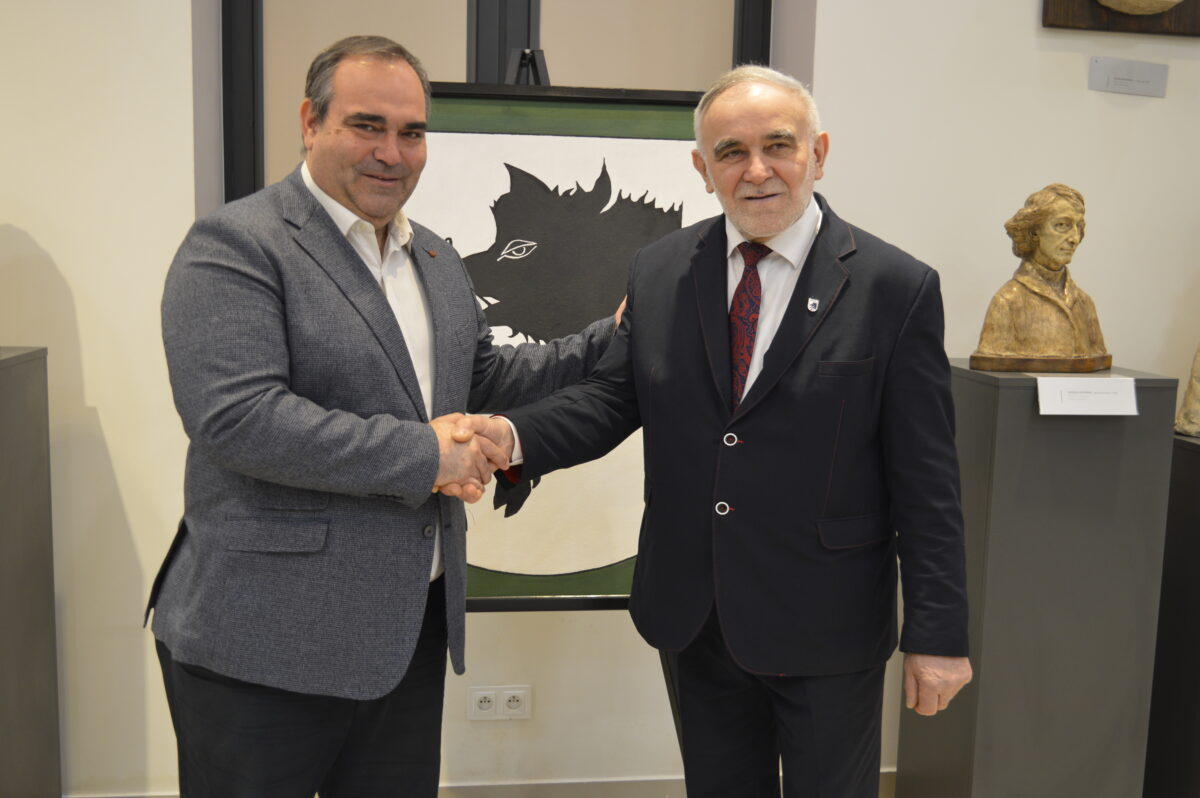 Dwóch mężczyzn na tle obrazu