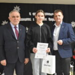 107 Trzech mężczyzn siedzi przy stole który jest przykryty czarnym suknem