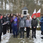 Dzieci ustawione przed pomnikiem