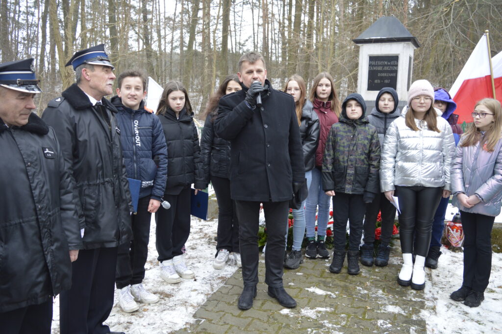 kilkanaście osób przy pomniku
