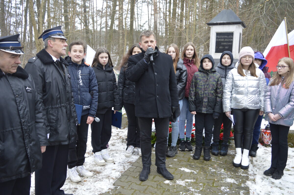 kilkanaście osób przy pomniku
