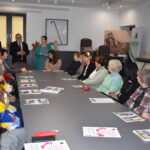 Kobiety siedzące przy stole