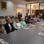 Kobiety siedzące przy stole