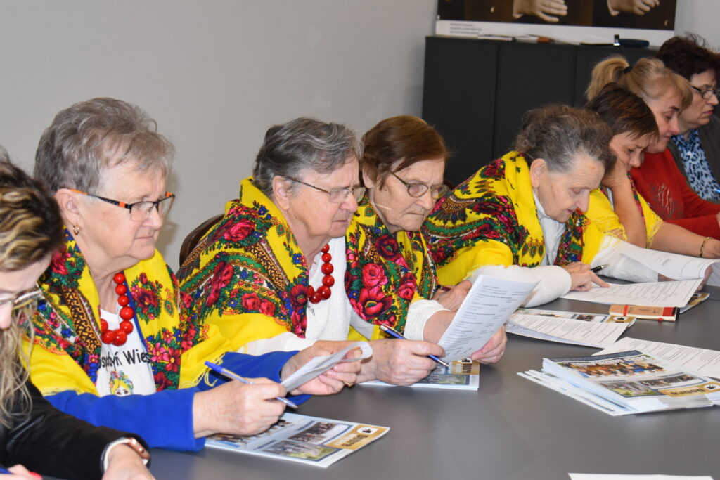 Kobiety siedzące przy stole