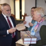 Mężczyzna w Garniturze, wręcz pudełko kobiecie