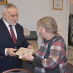 Mężczyzna w Garniturze, wręcz pudełko kobiecie