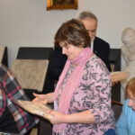 Mężczyzna w Garniturze, wręcz pudełko kobiecie