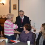 Mężczyzna w Garniturze, wręcz pudełko kobiecie