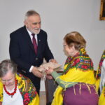 Mężczyzna w Garniturze, wręcz pudełko kobiecie