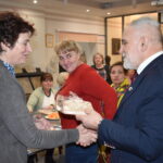 Mężczyzna w Garniturze, wręcz pudełko kobiecie