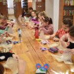 158 Szary kotek – magnes zrobiony przez dzieci.