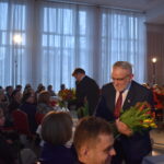 Na szklanej paterze trzypiętrowej poukładane są kolorowe babeczki z sałatą, pomidorkami, łososiem, oliwkami.