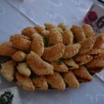 Poczęstunek na paterach.