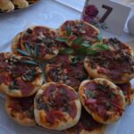 Poczęstunek na paterach.