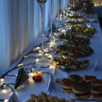 Poczęstunek na paterach.