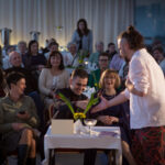 Mężczyzna w białej koszuli przy stoliku