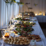 Poczęstunek na paterach.