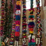 Grupa 4 osób stojących obok siebie - dwie kobiety i dwóch mężczyzn. Jedna z kobiet trzyma dyplom.