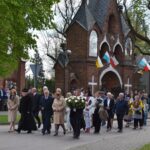 Kilkanaście osób maszerujących w pochodzie
