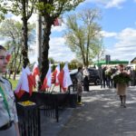 Harcerka przy pomniku