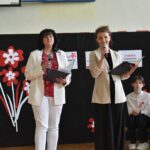 Dwie kobiety w białych garniturach