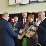 Kilka osób podczas rozmowy