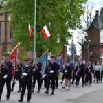 Poczty OSP maszerujące ulicą