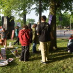 Kilka osób przy drzewach