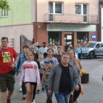 Kilkanaście oósb na chodniku