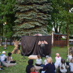 Mężczyzna przemawiający do ludzi