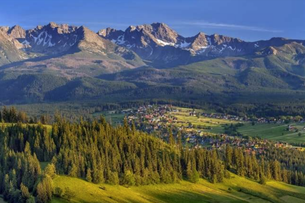 góry i miescowość pod nimi