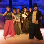 Aktorzy na scenie w teatrze